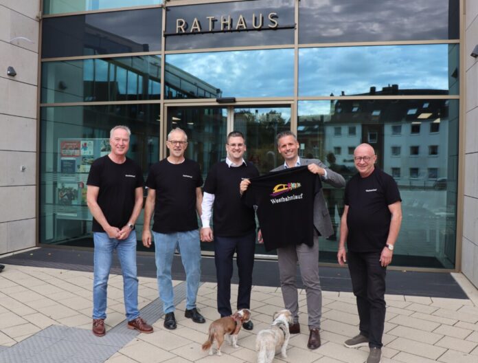 2026-09-17T-Shirts Westbahnlauf Freuen sich über die Westbahnlauf-T-Shirts: Thomas Frühbuss, André Tünkers (beide InWest), Bürgermeister Patrick Anders, Julian Straßburger, Geschäftsführer bei Amand, und Jürgen Erbach von IPEM. Foto: Stadt Ratingen