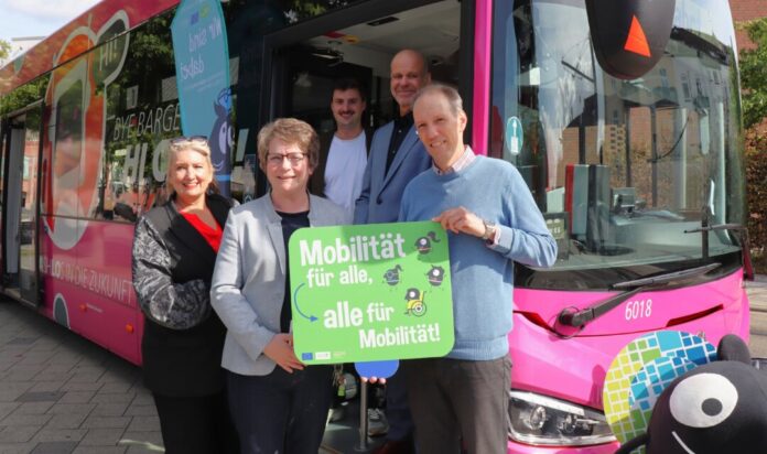 Informierten gemeinsam zum künftigen Ticket-System CALO (v.l.n.r.): Corinna Salwik, Teamleiterin Verkauf der Rheinbahn, Petra Cremer, Technische Beigeordnete der Stadt Ratingen, Maximilian Peters, Verkehrsplanung Ratingen, Dr. Stephan Kopp, Verkehrsdezernent des Kreises Mettmann, und Marcel Beckmann, Mobilitätsmanager des Kreises. Foto: Stadt Ratingen Informierten gemeinsam zum künftigen Ticket-System CALO (v.l.n.r.): Corinna Salwik, Teamleiterin Verkauf der Rheinbahn, Petra Cremer, Technische Beigeordnete der Stadt Ratingen, Maximilian Peters, Verkehrsplanung Ratingen, Dr. Stephan Kopp, Verkehrsdezernent des Kreises Mettmann, und Marcel Beckmann, Mobilitätsmanager des Kreises. Foto: Stadt Ratingen