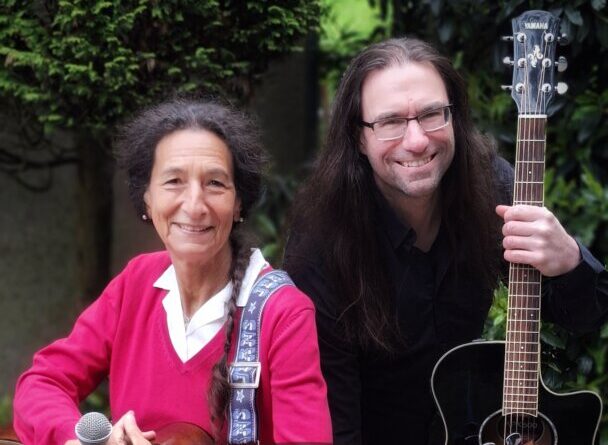 Das Duo „OliMari“ lädt ausdrücklich zum Mitsingen ein. Foto: OliMari Das Duo „OliMari“ lädt ausdrücklich zum Mitsingen ein. Foto: OliMari