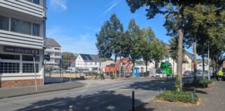 Ratingen: Ideen für die Tiefenbroicher Ortsmitte? Wo bis vor kurzem das Restaurant Tiflis stand, ist jetzt ein freier Platz mitten in Tiefenbroich. Dieser soll ein einladender Treffpunkt für die Bürgerinnen und Bürger werden. Foto: Stadt Ratingen