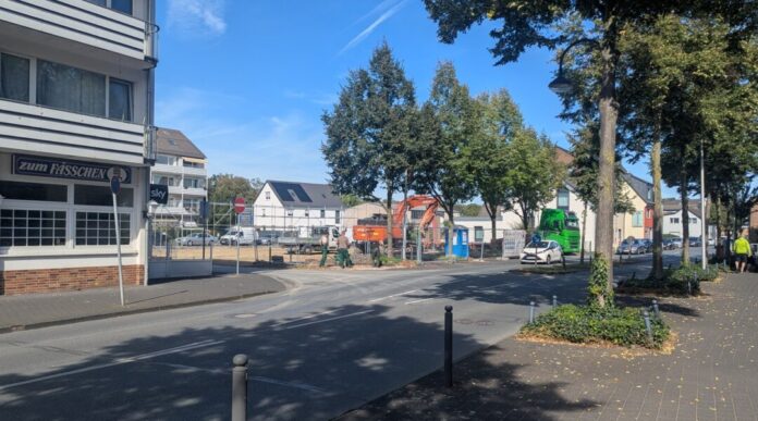 Wo bis vor kurzem das Restaurant Tiflis stand, ist jetzt ein freier Platz mitten in Tiefenbroich. Dieser soll ein einladender Treffpunkt für die Bürgerinnen und Bürger werden. Foto: Stadt Ratingen Wo bis vor kurzem das Restaurant Tiflis stand, ist jetzt ein freier Platz mitten in Tiefenbroich. Dieser soll ein einladender Treffpunkt für die Bürgerinnen und Bürger werden. Foto: Stadt Ratingen