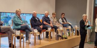 Talk in Tiefenbroich informiert über Wege ins Ehrenamt Bunt besetzt war das Podium mit (von links nach rechts) Jürgen Schwarzbeck (Bundesfreiwilligendienst Diakonie RWL), Ingrid Herden (Digitalpatin und Pflegescout), Friedhelm Nack (FORUMLotsenpunkt, Repaircafe), Steffen Genieser (ADFC), Birgitt Klein (Miteinander.Freiwilligenbörse Ratingen), Sissi Heitkamp (Hospizbewegung Ratingen), Astrid Kapels (Stadt Ratingen) und Uwe Herden (ehrenamtliche Moderation). Foto: Stadt Ratingen