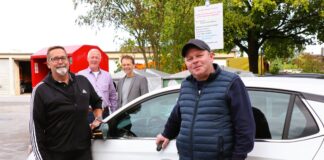 Müllsünder aufgepasst: Ratingen schickt jetzt Detektive los Jörg Frohnhoff (l.) und Timo Dymarkowski (r.) sind ab sofort im Einsatz, um illegale Müllsünder aufzuspüren, Amtsleiter Stefan Elias (2.v.l.) und Umweltdezernent Prof. Dr. Bert Wagener sind davon überzeugt, dass die Mülldetektive die Quote der Ermittlungserfolge erhöhen wird. Foto: Stadt Ratingen
