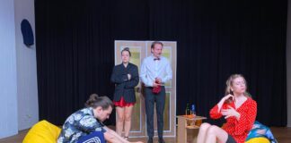 Ratingen: Kleines Theater Nebenan feiert umjubelte Premiere Eine Szene aus dem Stück. Foto: Michel G. Peter, 2026
