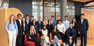 Kreissparkasse Düsseldorf: Ausbildungsbeginn für neunzehn junge Menschen Der Ausbildungsjahrgang 2026 der Kreissparkasse Düsseldorf (von links): Stehend: Cosima Deutzmann, Nikola Stojsic, Nikole Wendland, Pascal Pods, Joost Poppenga, Viviana Monteiro, Tim Bod, Timo Strauch, Johanna Kloth, Salim Regragui, Finn Holstein, Younes Benamar, Marie Brzeski, Lorenzo Ricco Sitzend: Vanessa Davidjan, Rukiye Erol, Emilija Makevic, Elias Bellahsen, Can Aydin. Foto: Kreissparkasse Düsseldorf