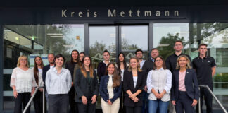 Kreis Mettmann: Landrätin begrüßt 15 neue Auszubildende Die Auszubildenden mit Landrätin Bettina Warnecke. Foto: Kreis Mettmann