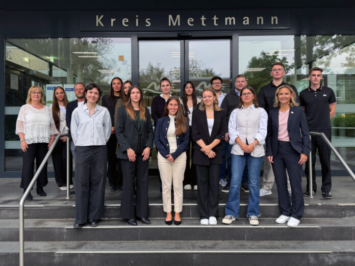 Die Auszubildenden mit Landrätin Bettina Warnecke. Foto: Kreis Mettmann Die Auszubildenden mit Landrätin Bettina Warnecke. Foto: Kreis Mettmann