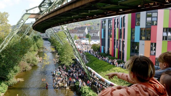 Ein besonderer Höhepunkt des Sommerfestes ist das traditionelle Entenrennen des Lions Club Wuppertal. Foto: Bettina Osswald Ein besonderer Höhepunkt des Sommerfestes ist das traditionelle Entenrennen des Lions Club Wuppertal. Foto: Bettina Osswald