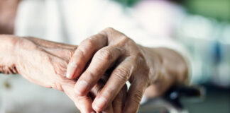 Pflegereform: Auch Einstufung in Pflegegrad womöglich betroffen Die Bundesregierung will Leistungen für Pflegebedürftige einschränken. Foto: VZ NRW/adpic