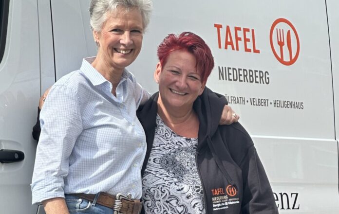 Luciana Volmer vom Hegering mit Tafel-Leiterin Tanja Hoegstroem. Foto: Bergische Diakonie Luciana Volmer vom Hegering mit Tafel-Leiterin Tanja Hoegstroem. Foto: Bergische Diakonie