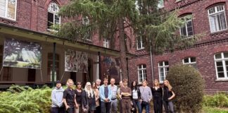 Wenn Bilder Sprache finden, wo Worte fehlen Die Künstler mit Professor Vater und Professor Cordes vor einigen der ausgestellten Kunstwerke im Garten der Klinik für Psychiatrie, Psychotherapie und Psychosomatik Foto: Kaiserswerther Diakonie