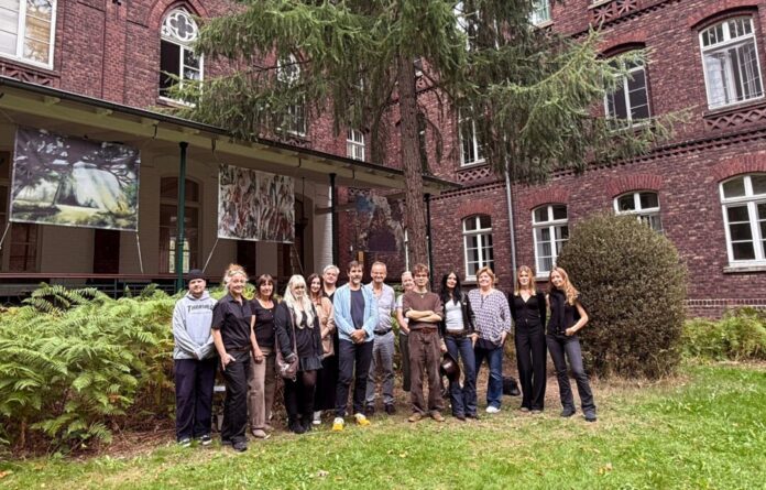 20260909_Kuenstlerinnen_9059_RET Die Künstler mit Professor Vater und Professor Cordes vor einigen der ausgestellten Kunstwerke im Garten der Klinik für Psychiatrie, Psychotherapie und Psychosomatik Foto: Kaiserswerther Diakonie