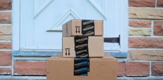 Sammelklage gegen Amazon: Geld zurück nach Prime-Preiserhöhung? Pakete liegen vor einer Tür. Foto: VZ NRW/adpic