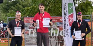 Sieg auf der Kurzdistanz: Friedemann Gobrecht triumphiert in Wesel Friedemann Gobrecht auf dem Podest bei der Siegerehrung. Foto: TuS Breitscheid