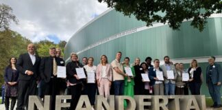 Unternehmen engagieren sich für Schutz von Umwelt und Klima Die Teilnehmenden der siebten Ökoprofit-Staffel mit Landrätin Bettina Warnecke (Mitte) und Staatssekretär Viktor Haase (vorne links) nach der Urkundenverleihung vor dem Neanderthal-Museum. Foto: Kreis Mettmann
