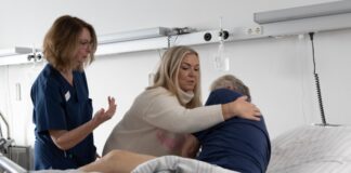 Pflegende Angehörige können Kinaesthetics ausprobieren Petra Großheim (Foto links) gibt einer pflegenden Angehörigen Hinweise, wie sie mit Kinaesthetics ihre eigenen Kräfte schonen und gleichzeitig die Beweglichkeit und Selbständigkeit der pflegebedürftigen Person gezielt fördern kann. Foto: Kaiserswerther Diakonie/Frank Elschner