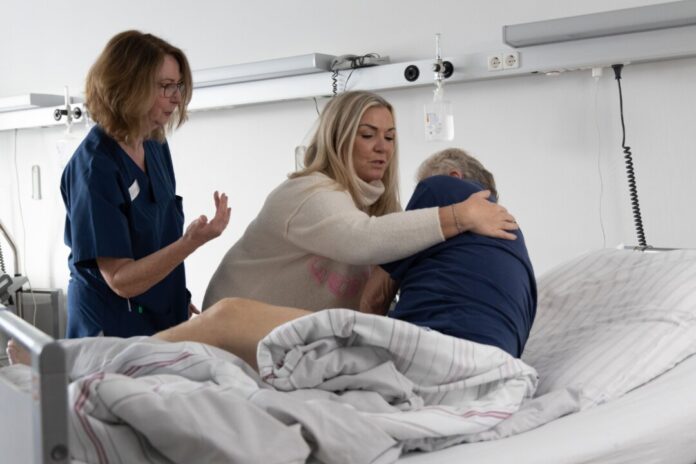 20260918_FNK_Kinaesthetics_FE-6871 Petra Großheim (Foto links) gibt einer pflegenden Angehörigen Hinweise, wie sie mit Kinaesthetics ihre eigenen Kräfte schonen und gleichzeitig die Beweglichkeit und Selbständigkeit der pflegebedürftigen Person gezielt fördern kann. Foto: Kaiserswerther Diakonie/Frank Elschner