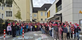 Mit bunter Farbe für einen sicheren Schulweg In Ratingen gestalteten Schülerinnen und Schüler ihren Schulweg bunt. Foto: Kreis Mettmann
