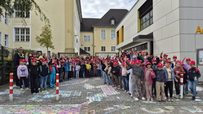 20260921_094618 In Ratingen gestalteten Schülerinnen und Schüler ihren Schulweg bunt. Foto: Kreis Mettmann