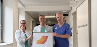 Ovarialkarzinom: Düsseldorfer Klink für Behandlung ausgezeichnet Dr. med. Friederike Rawert (Oberärztin), Dr. med. Saher Baransi (Departmentleiter Gynäkologie und Gynäkologische Onkologie) und Prof. Dr. med. Ralf Schmitz (Chefarzt Klinik für Gynäkologie und Geburtshilfe) freuen sich über die Auszeichnungen. Foto: Kaiserswerther Diakonie