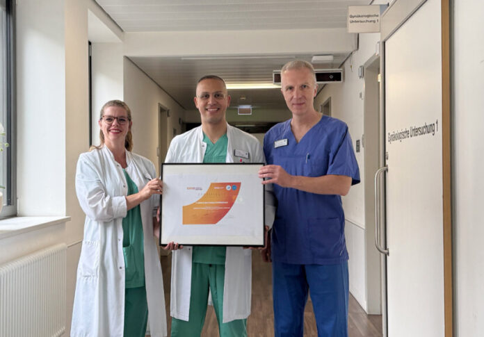 20260921_ESGO-Gyn.Krebszentrum_quer Dr. med. Friederike Rawert (Oberärztin), Dr. med. Saher Baransi (Departmentleiter Gynäkologie und Gynäkologische Onkologie) und Prof. Dr. med. Ralf Schmitz (Chefarzt Klinik für Gynäkologie und Geburtshilfe) freuen sich über die Auszeichnungen. Foto: Kaiserswerther Diakonie