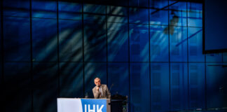 Kreis Mettmann: IHK-Jahresempfang bringt Wirtschaft mit Politik und Verwaltung zusammen Herbert Reul, Minister des Innern des Landes Nordrhein-Westfalen, am Rednerpult. Foto: IHK Düsseldorf