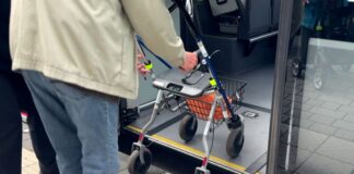 Sicher unterwegs: „Umgang mit Bus und Rollator ganz konkret üben“ Unter fachkundiger Anleitung des Rheinbahnpersonals konnten die Teilnehmerinnen und Teilnehmer unter anderem das sichere Ein- und Aussteigen mit dem Rollator üben. Foto: Kreis Mettmann