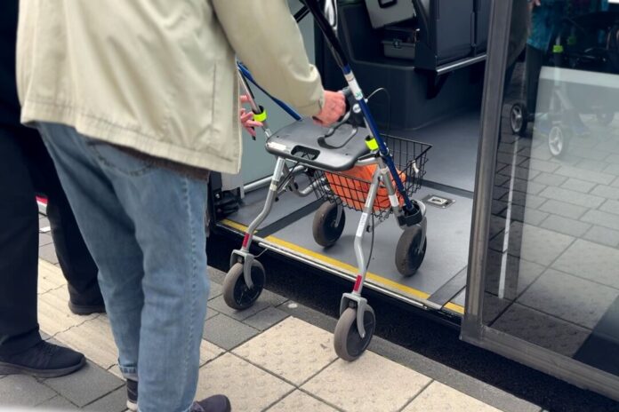 20260921_Rollator-Training Unter fachkundiger Anleitung des Rheinbahnpersonals konnten die Teilnehmerinnen und Teilnehmer unter anderem das sichere Ein- und Aussteigen mit dem Rollator üben. Foto: Kreis Mettmann