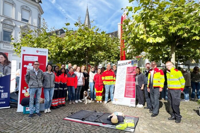 Der ärztliche Leiter des Rettungsdienstes im Kreis Mettmann, Dr. Arne Köster, erklärt Landrätin Dr. Bettina Warnecke die richtigen Schritte bei einer Herzdruckmassage. Foto: Kreis Mettmann 2. Vertreterinnen und Vertreter der teilnehmenden Institutionen und Organisationen beim Tag der Wiederbelebung 2026 auf dem Jubiläumsplatz in Mettmann. Foto: Kreis Mettmann Der ärztliche Leiter des Rettungsdienstes im Kreis Mettmann, Dr. Arne Köster, erklärt Landrätin Dr. Bettina Warnecke die richtigen Schritte bei einer Herzdruckmassage. Foto: Kreis Mettmann 2. Vertreterinnen und Vertreter der teilnehmenden Institutionen und Organisationen beim Tag der Wiederbelebung 2026 auf dem Jubiläumsplatz in Mettmann. Foto: Kreis Mettmann