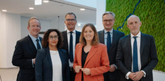 Wuppertal: Stadtwerke stellen Weichen für die Zukunft Die WSW stellen ihre Führung für die kommenden Jahre auf: Oberbürgermeisterin Miriam Scherff (Mitte) gemeinsam mit Aufsichtsratsvorsitzendem Benjamin Thunecke (l.), WSW-Betriebsratsvorsitzender Sonja Detmer (2. v. l.) sowie den Mitgliedern des Vorstands Markus Hilkenbach (2. v. r.), Markus Schlomski (r.) und neu ab dem 01.11.2026 Ingo Hannemann (3. v. l.).Foto: Kintopp Film