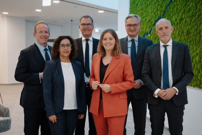 20260925_WSW_Vorstand Die WSW stellen ihre Führung für die kommenden Jahre auf: Oberbürgermeisterin Miriam Scherff (Mitte) gemeinsam mit Aufsichtsratsvorsitzendem Benjamin Thunecke (l.), WSW-Betriebsratsvorsitzender Sonja Detmer (2. v. l.) sowie den Mitgliedern des Vorstands Markus Hilkenbach (2. v. r.), Markus Schlomski (r.) und neu ab dem 01.11.2026 Ingo Hannemann (3. v. l.).Foto: Kintopp Film