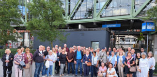 Gewinnerfahrt im Kaiserwagen: Ein Jubiläumserlebnis über der Wupper Glückliche Gewinnerinnen und Gewinner vor der Fahrt mit dem historischen Kaiserwagen. Foto: WSW