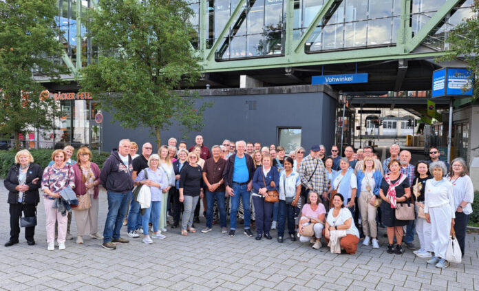 20260927-WSW-Gewinner-Kaiserwagenfahrt Glückliche Gewinnerinnen und Gewinner vor der Fahrt mit dem historischen Kaiserwagen. Foto: WSW
