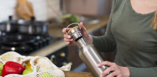 Sauber unterwegs: Trinkflasche richtig reinigen Die Verbraucherzentrale NRW gibt Tipps für Hygiene, Pflege und Haltbarkeit. Foto: VZ NRW/adpic