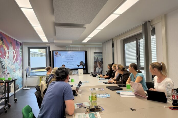 Mit dem „Internet-ABC“ lernen Lehrkräfte, die Medienkompetenz im Unterricht zu fördern. Foto: Kreis Mettmann Mit dem „Internet-ABC“ lernen Lehrkräfte, die Medienkompetenz im Unterricht zu fördern. Foto: Kreis Mettmann