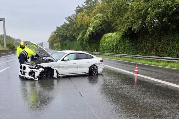 Auf der regennassen Fahrbahn verlor der Autofahrer die Kontrolle. Foto: Feuerwehr Ratingen