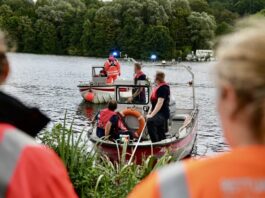 Vermisstensuche an der Ruhr in Essen-Kettwig Mit drei Booten wurde die Ruhr bis zur Kettwiger Schleuse abgesucht. Hierbei kam auch Sonartechnik zum Einsatz. Foto: FW Essen