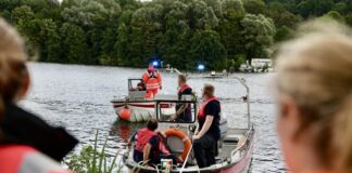 Vermisstensuche an der Ruhr in Essen-Kettwig Mit drei Booten wurde die Ruhr bis zur Kettwiger Schleuse abgesucht. Hierbei kam auch Sonartechnik zum Einsatz. Foto: FW Essen
