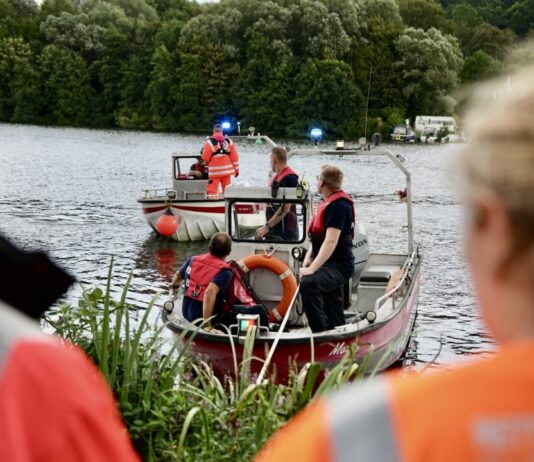 Vermisstensuche an der Ruhr in Essen-Kettwig Mit drei Booten wurde die Ruhr bis zur Kettwiger Schleuse abgesucht. Hierbei kam auch Sonartechnik zum Einsatz. Foto: FW Essen