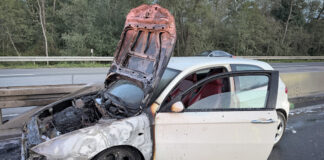 Einsatz auf A52: Auto in Flammen