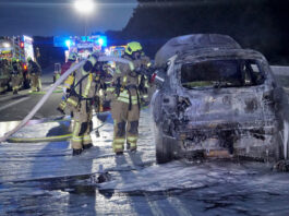Einsatz auf der A52: Auto in Flammen