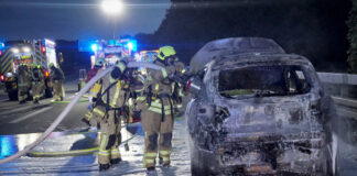 Einsatz auf der A52: Auto in Flammen