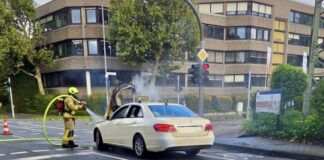 Feuerwehr: Taxi gerät in Ratingen-West in Brand Die Feuerwehr konnte den Brand zügig löschen. Foto: Feuerwehr Ratingen