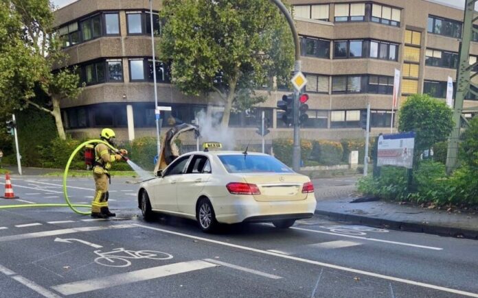 Die Feuerwehr konnte den Brand zügig löschen. Foto: Feuerwehr Ratingen Die Feuerwehr konnte den Brand zügig löschen. Foto: Feuerwehr Ratingen