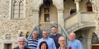 „BergischeSommertour“: Auch der A44-Lückenschluss war Thema Olaf Lehne, Peter Blumenrath, Christan Berger, Martin Sträßer; (untere Reihe v. l. n. r.) Sebastian Haug, Claudia Schlottmann und Jan Heinisch. Foto: Team Heinisch