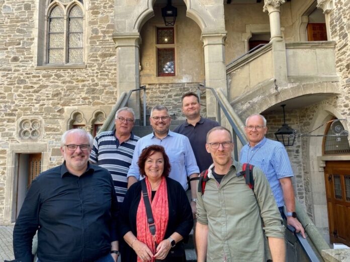 Olaf Lehne, Peter Blumenrath, Christan Berger, Martin Sträßer; (untere Reihe v. l. n. r.) Sebastian Haug, Claudia Schlottmann und Jan Heinisch. Foto: Team Heinisch Olaf Lehne, Peter Blumenrath, Christan Berger, Martin Sträßer; (untere Reihe v. l. n. r.) Sebastian Haug, Claudia Schlottmann und Jan Heinisch. Foto: Team Heinisch