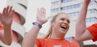 Charity-Laufchallenge: Velberter Musiker „Kamrad“ ist Schirmherr Werden im Aktionszeitraum insgesamt 250.000 Kilometer gelaufen oder gewalkt, werden 100 ausgewählte Kinder- und Jugendprojekte mit neuem Bodenbelag im Gesamtwert von 150.000 Euro unterstützt. Foto: Laminatdepot