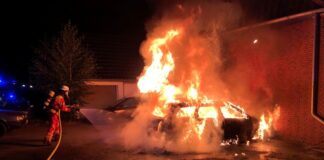 Auto brennt vor Wohnhaus – Polizei vermutet Brandstiftung Die Feuerwehr konnte verhindern, dass das Feuer auf das Wohnhaus übergriff.