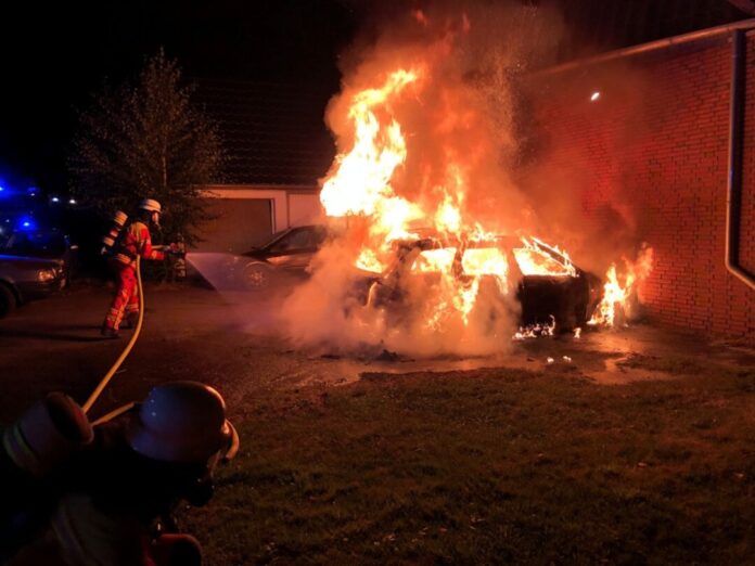 Auto brennt vor Wohnhaus Die Feuerwehr konnte verhindern, dass das Feuer auf das Wohnhaus übergriff.