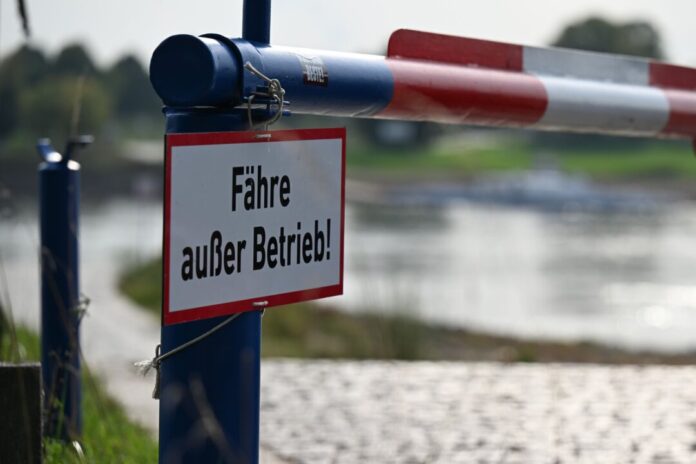 Zonser Fähre Das Wetter ist schön sonnig, doch der Ausflug endet an der Schranke statt auf der Rheinfähre nach Zons. (Archivbild)